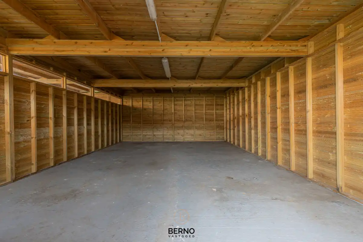 Building met praktijkruimte en 2 appartementen op commerciële locatie foto 27