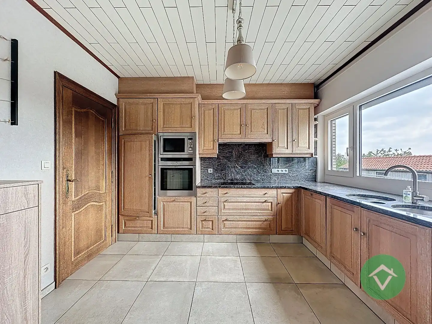 Statige bungalow op 1.811m² met landelijk zicht, drie slaapkamers en twee garages te Ichtegem foto 11