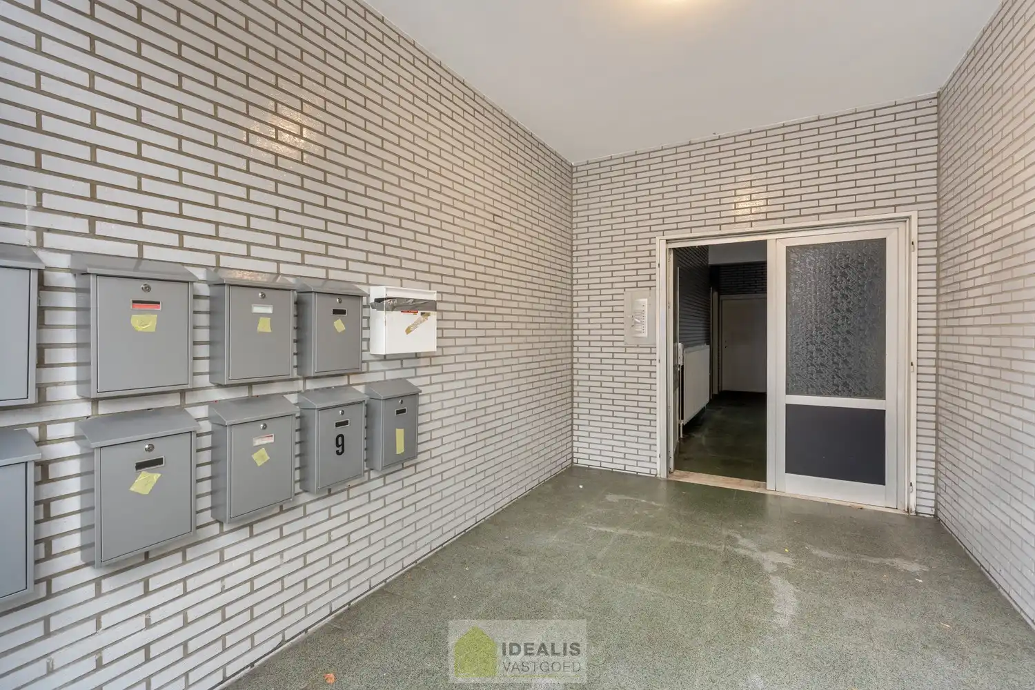 IDEALIS VASTGOED -  INVESTERINGSEIGENDOM BESTAANDE UIT 2 GELIJKVLOERSE HANDELSPANDEN EN 5 BOVENLIGGENDE APPARTEMENTEN IN HET CENTRUM VAN PELT! – te renoveren investeringseigendom op een toplocatie in Pelt (Neerpelt). Gelijkvloers 2 handelspanden, op de 1ste verdieping een 3 slpk.-appartement, 2de verdieping een 3 slpk.-appartement en een 1 slpk.-appartement en op de 3de verdieping een 3 slpk.-appartement en een 1 slpk.-appartement. Geschikt voor zij die zoeken naar een interessante investering in het centrum van Pelt. foto 12