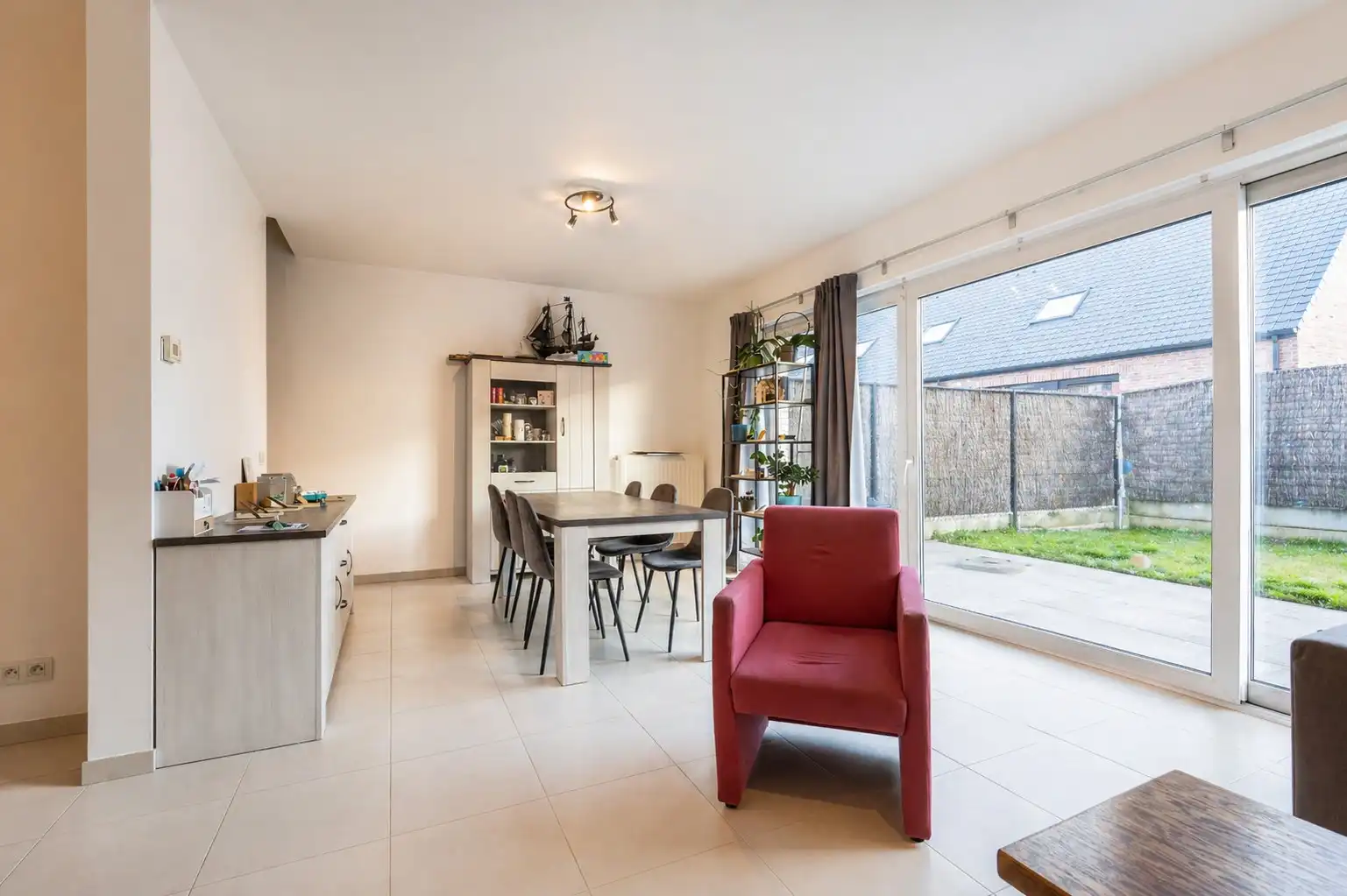 Te koop: Goed gelegen nieuwbouwwoning met tuin en 3 slaapkamers – ideaal voor gezin! foto 4