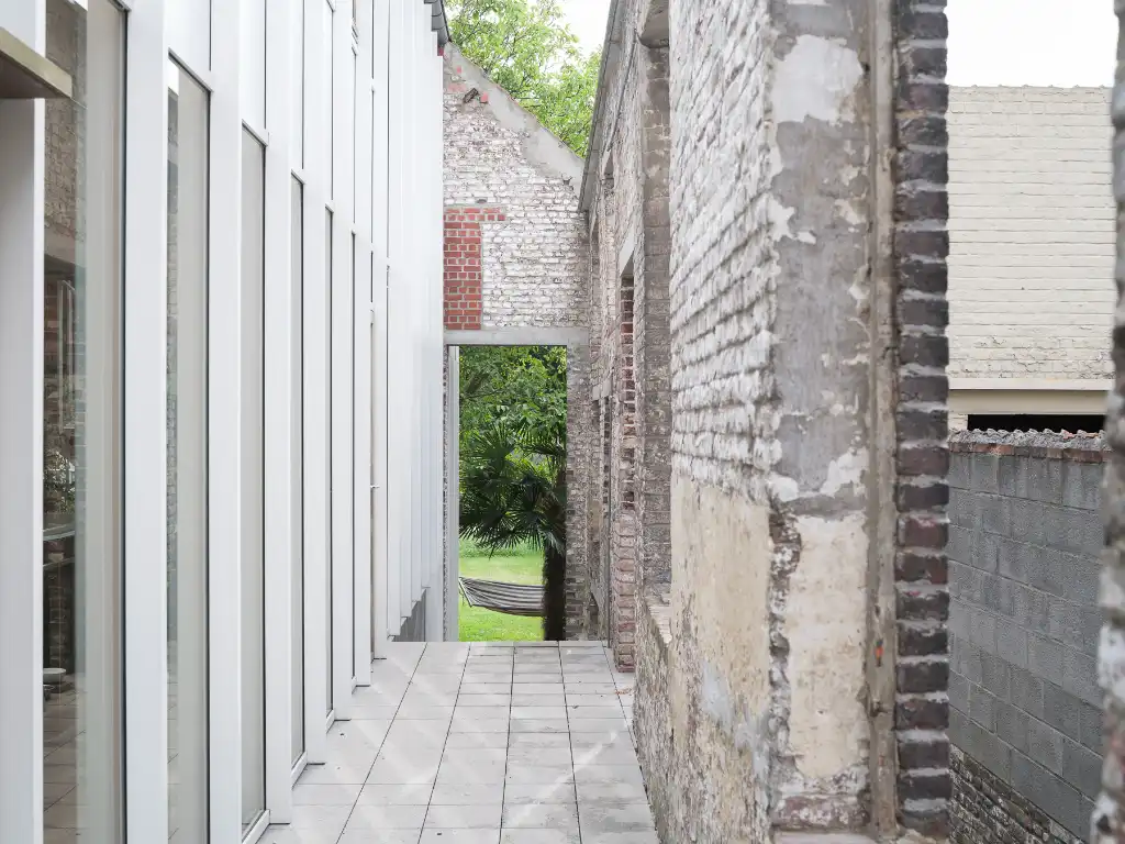 Uniek vastgoed! Exclusieve en creatieve site met twee kantoorruimtes, een polyvalent handelspand, een short-staystudio en een bijzonder architecturale split-levelwoning met ruime tuin, op een boogscheut van het stadscentrum. foto 26