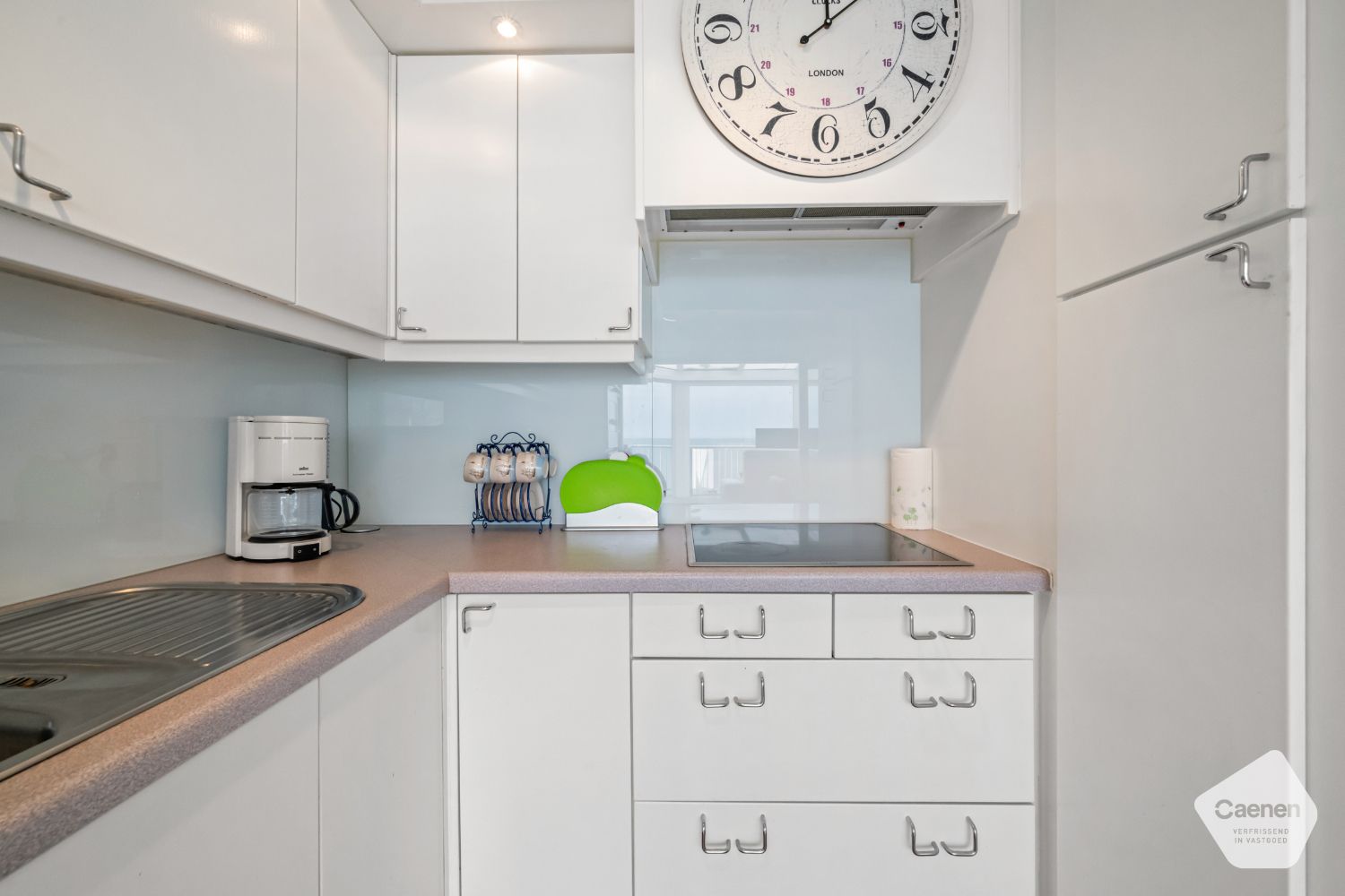 Instapklare gemeubelde penthouse met één slaapkamer en met een prachtig zicht over de zee. Met garagebox op het Casinoplein inbegrepen. foto 6