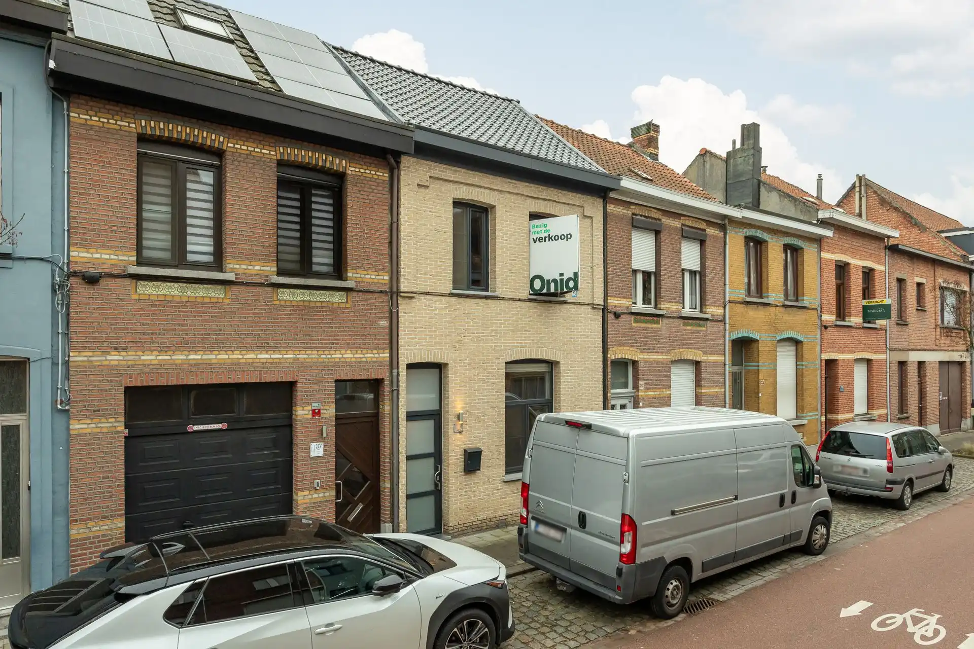 Instapklare gezinswoning in groene omgeving foto {{pictureIndex}}