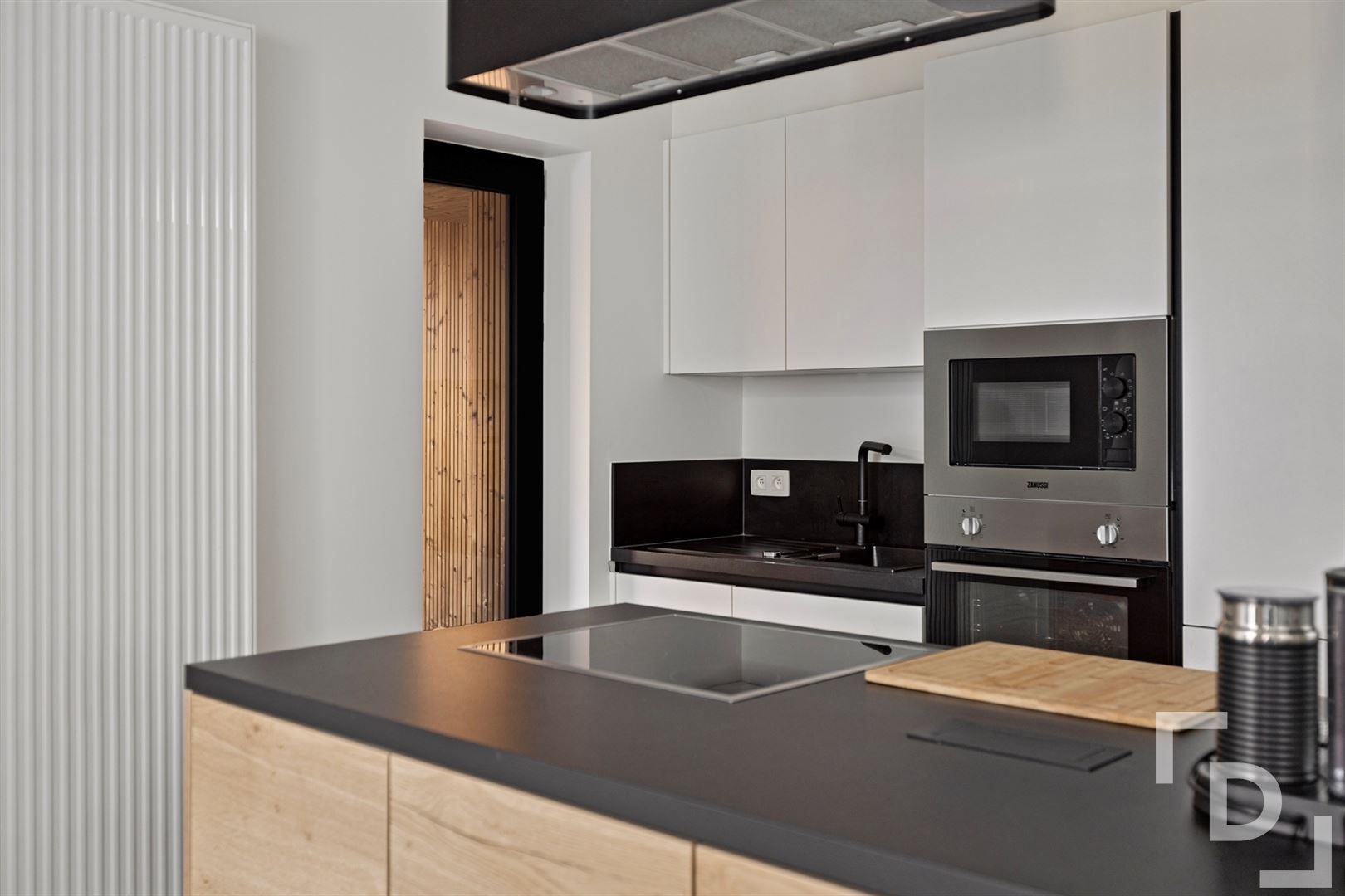 Volledig gerenoveerd, compact huis in Vlamertinge. foto 10
