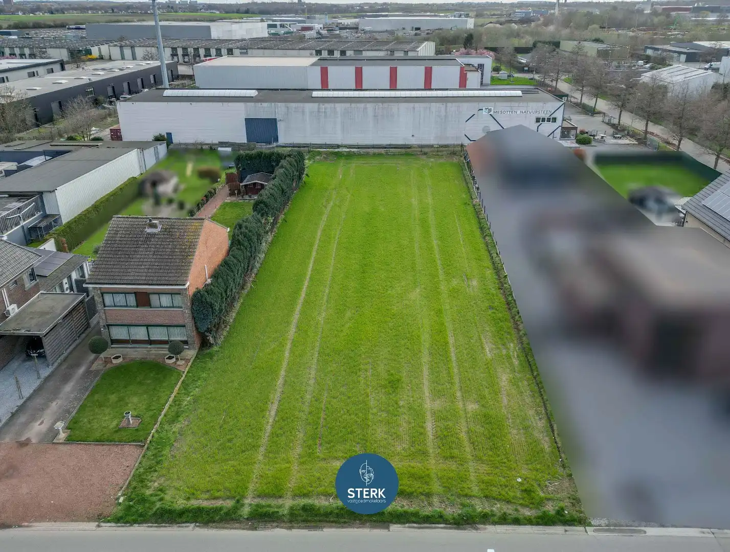 TE VERKAVELEN GRONDEN IN WOON- EN KMO-GEBIED NABIJ DE GRENS !  foto {{pictureIndex}}