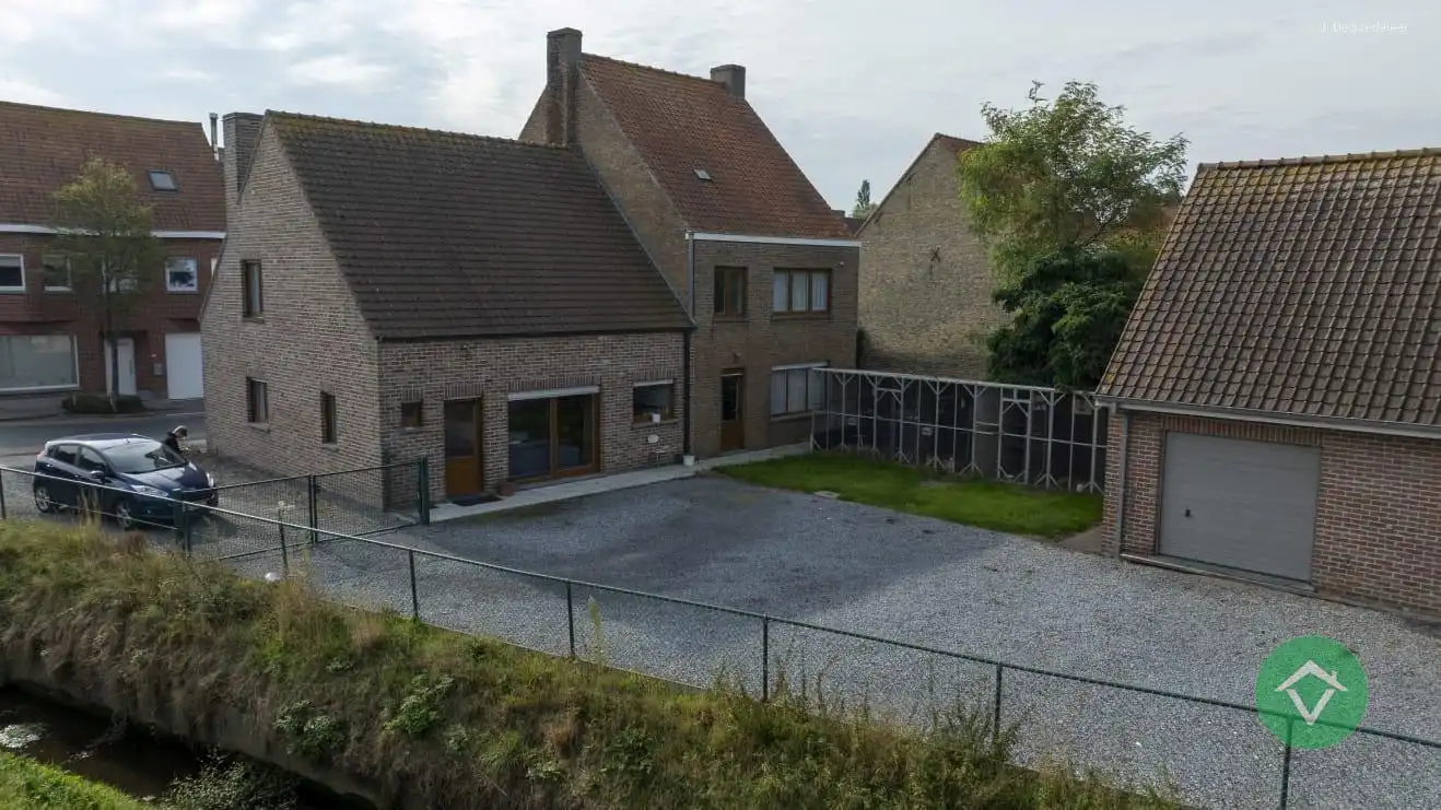 Alleenstaande woning met naastliggend stuk bouwgrond en weide te Eernegem foto 8