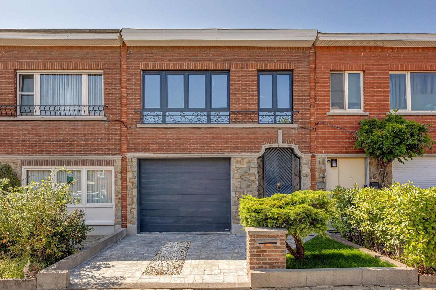 Instapklare en volledige gerenoveerde gezinswoning te Merksem foto {{pictureIndex}}