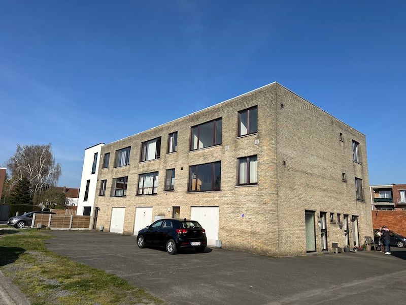 🏡 TE HUUR: Ruim appartement met 3 slaapkamers & garage in Wondelgem! 🚗 foto {{pictureIndex}}