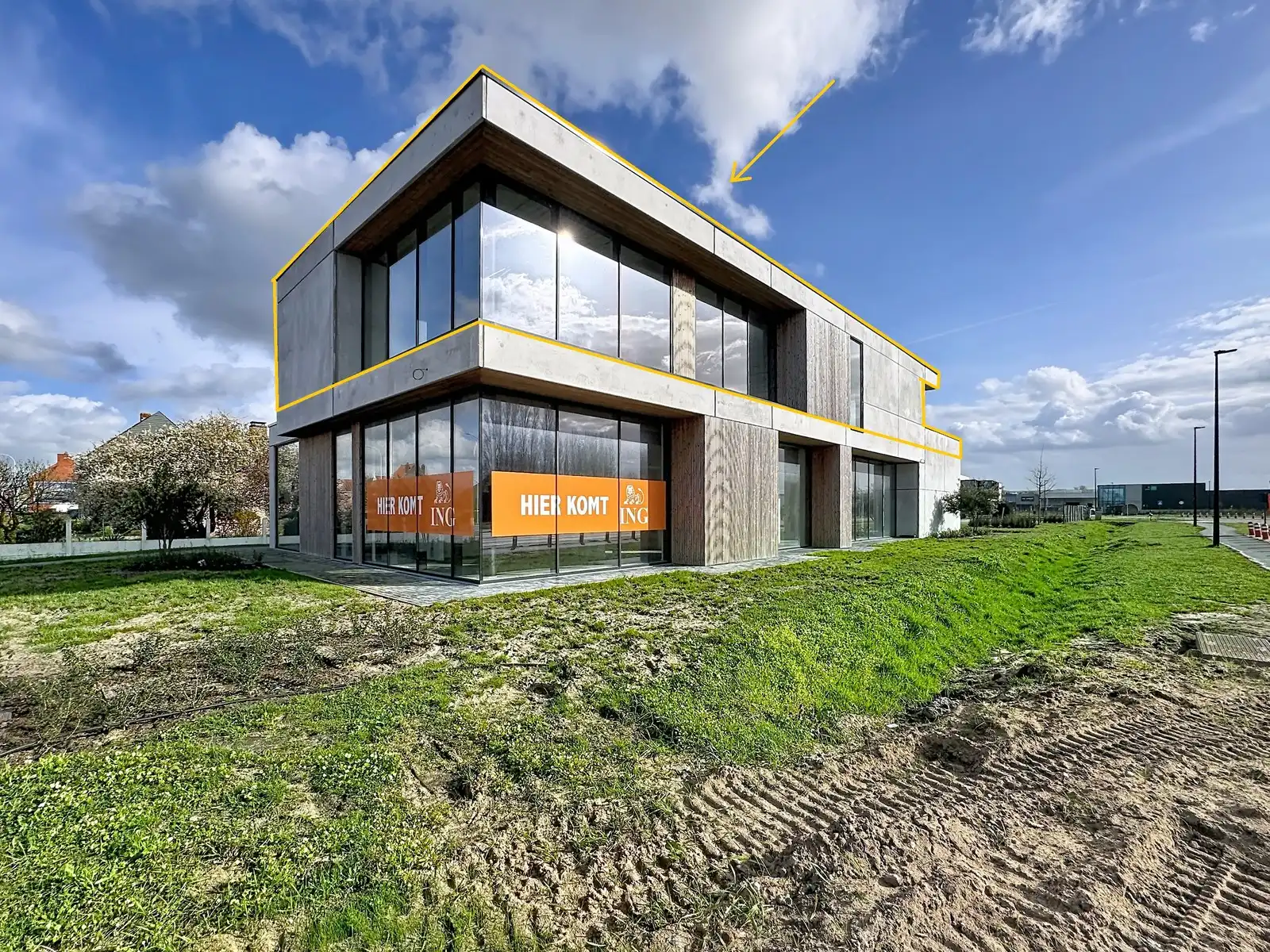 Op hoek-en zichtlocatie te Maldegem: Casco-KANTOORRUIMTE (285m²) met zonne-TERRAS (50m²) TE HUUR op eerste verdieping (lift aanwezig)! foto {{pictureIndex}}