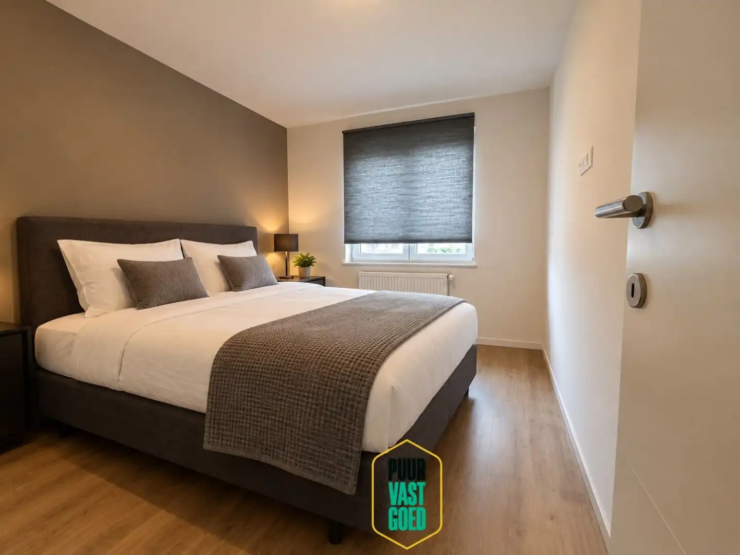 Recent appartement aan station met leuk zicht op plein foto 6