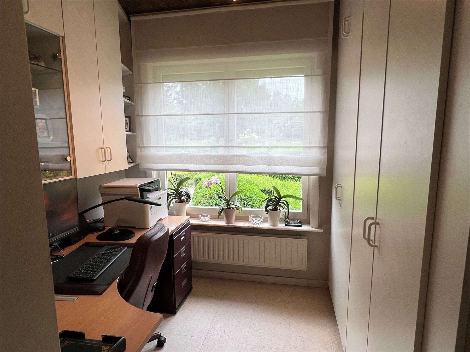 Comfortabele woning met een prachtige tuin en praktische bijgebouwen foto 12