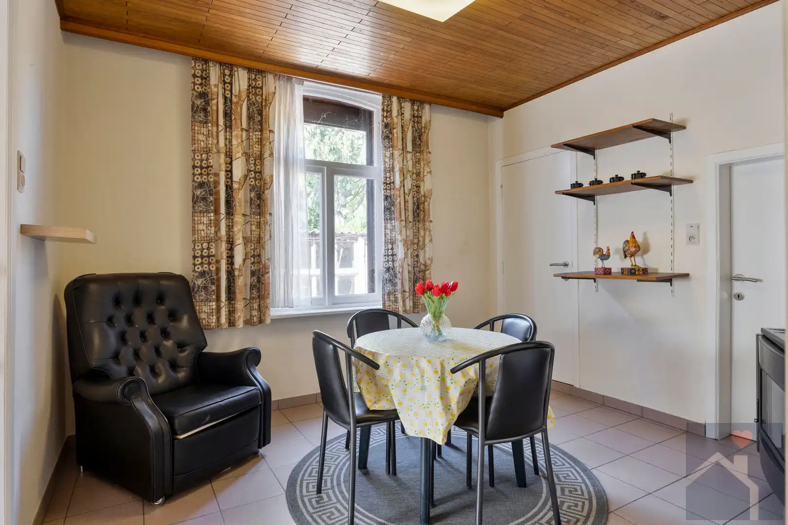 Karaktervolle woning met prachtige tuin en veel potentieel in Pelt foto 4