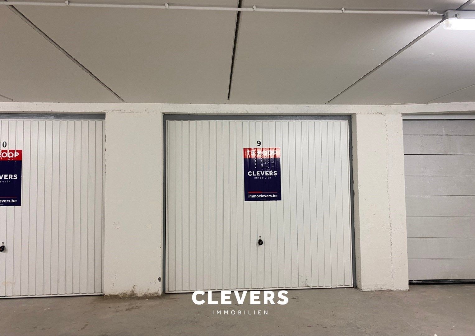 Grote garagebox voor 2 wagens gelegen in klein garagecomplex foto 4