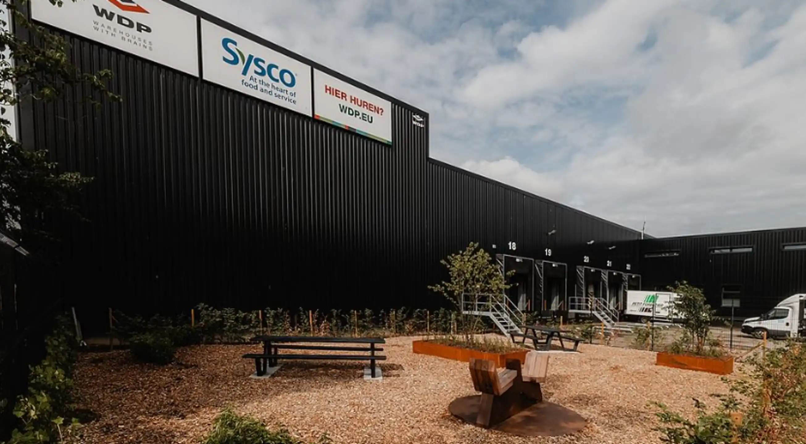 Magazijn met kantoren te huur  foto 2