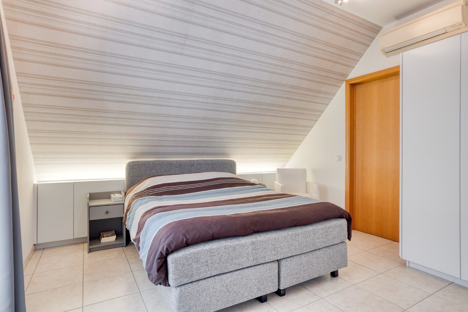 Stijlvol dakappartement met 2 slaapkamers en alle comfort foto 14