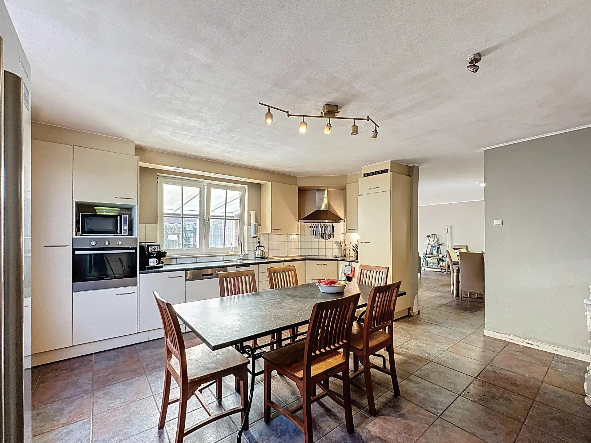 Laagbouwwoning met grote zolder en 3 slaapkamers op een ruim perceel. foto 8