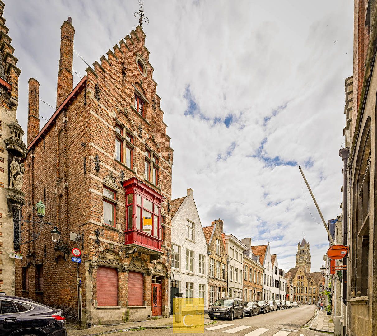 Hoofdfoto van de publicatie: Karakterpand met stadstuin en fietsenpoortje, centrale ligging op een boogscheut van  ’t Zand en Sint-Salvatorskathedraal