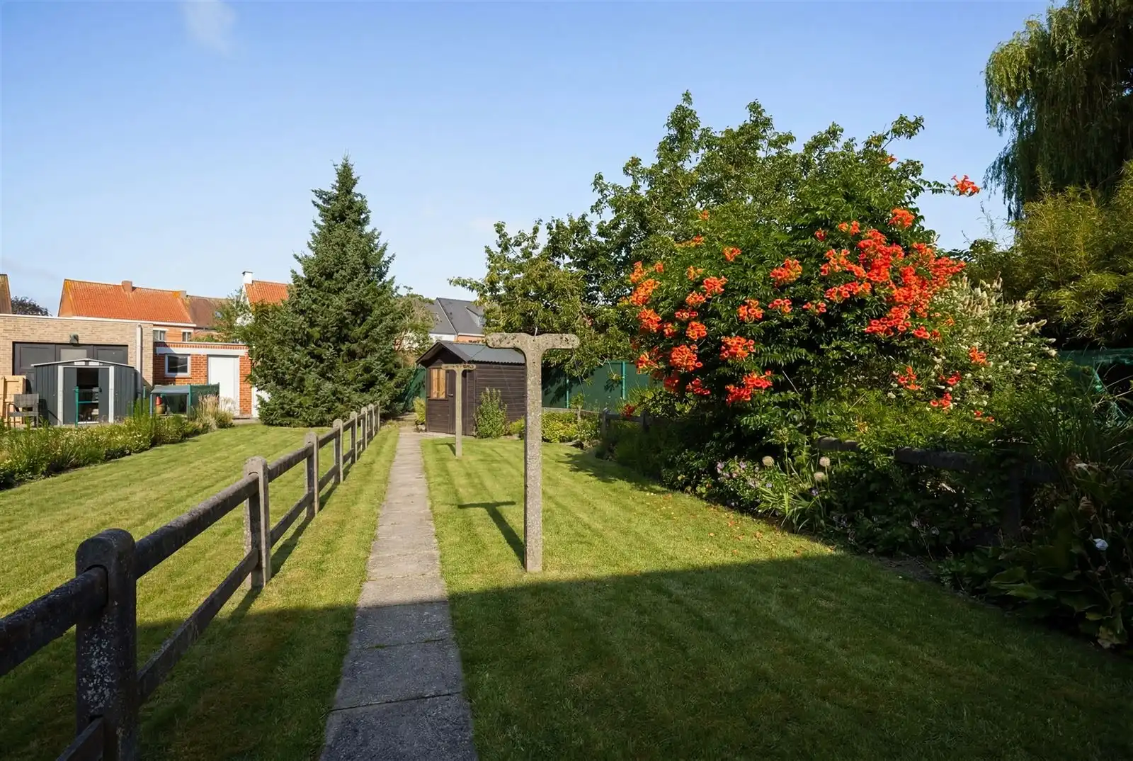 Te renoveren woning met 4 slpk, tuin en garage in Deinze. foto 2
