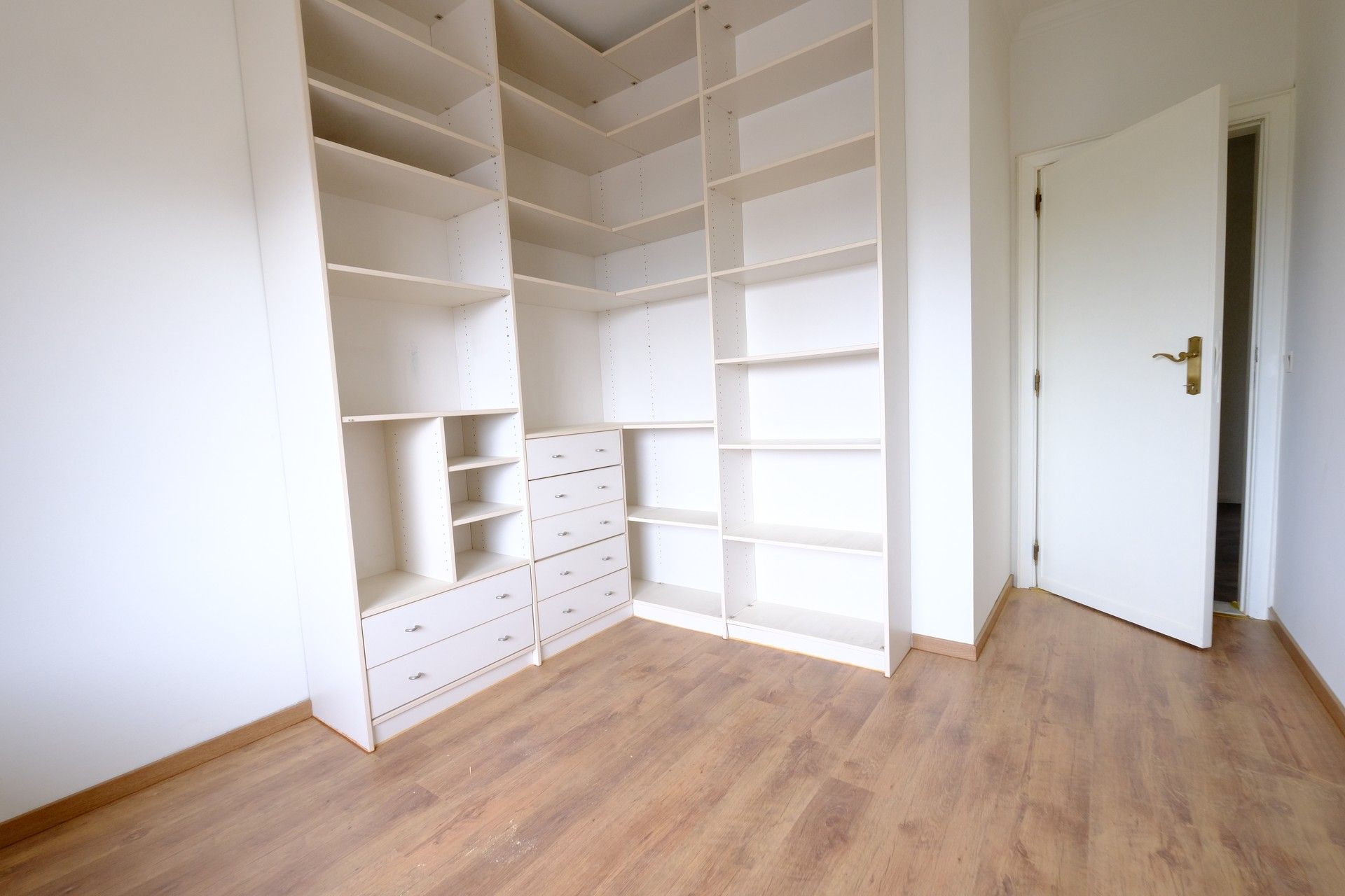 Ruim appartement in centrum Hasselt met 3 slaapkamers, garage en terras met uitzicht op de kanaalkom foto 13
