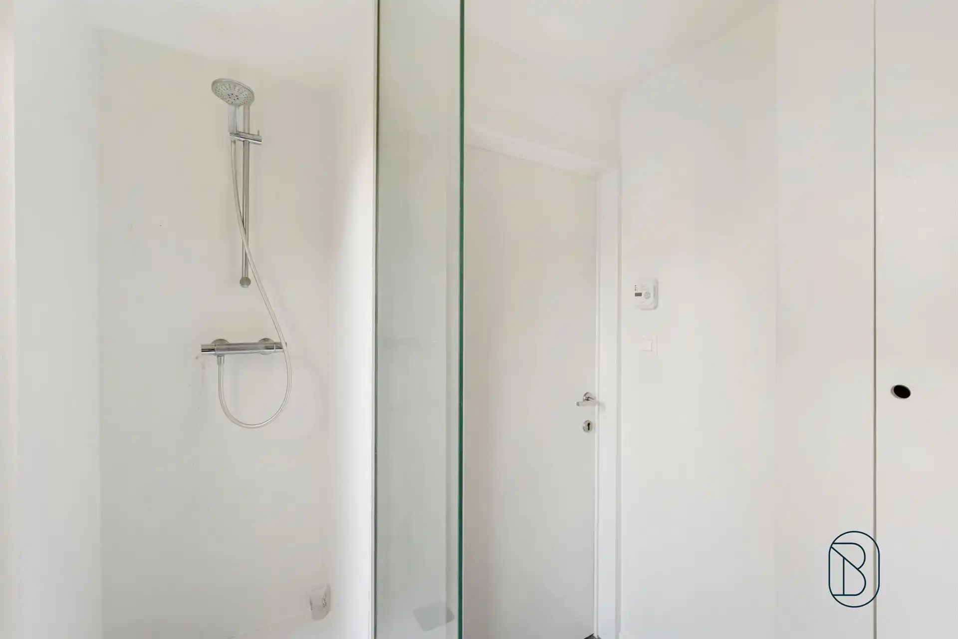Handelspand + 2 gerenoveerde appartementen hartje Kortrijk foto 22