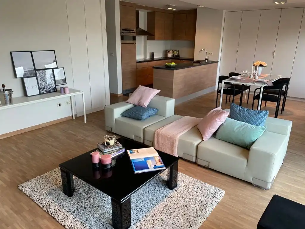 TE HUUR | Instapklaar 2-slaapkamerappartement met ruim terras en garage. foto 3