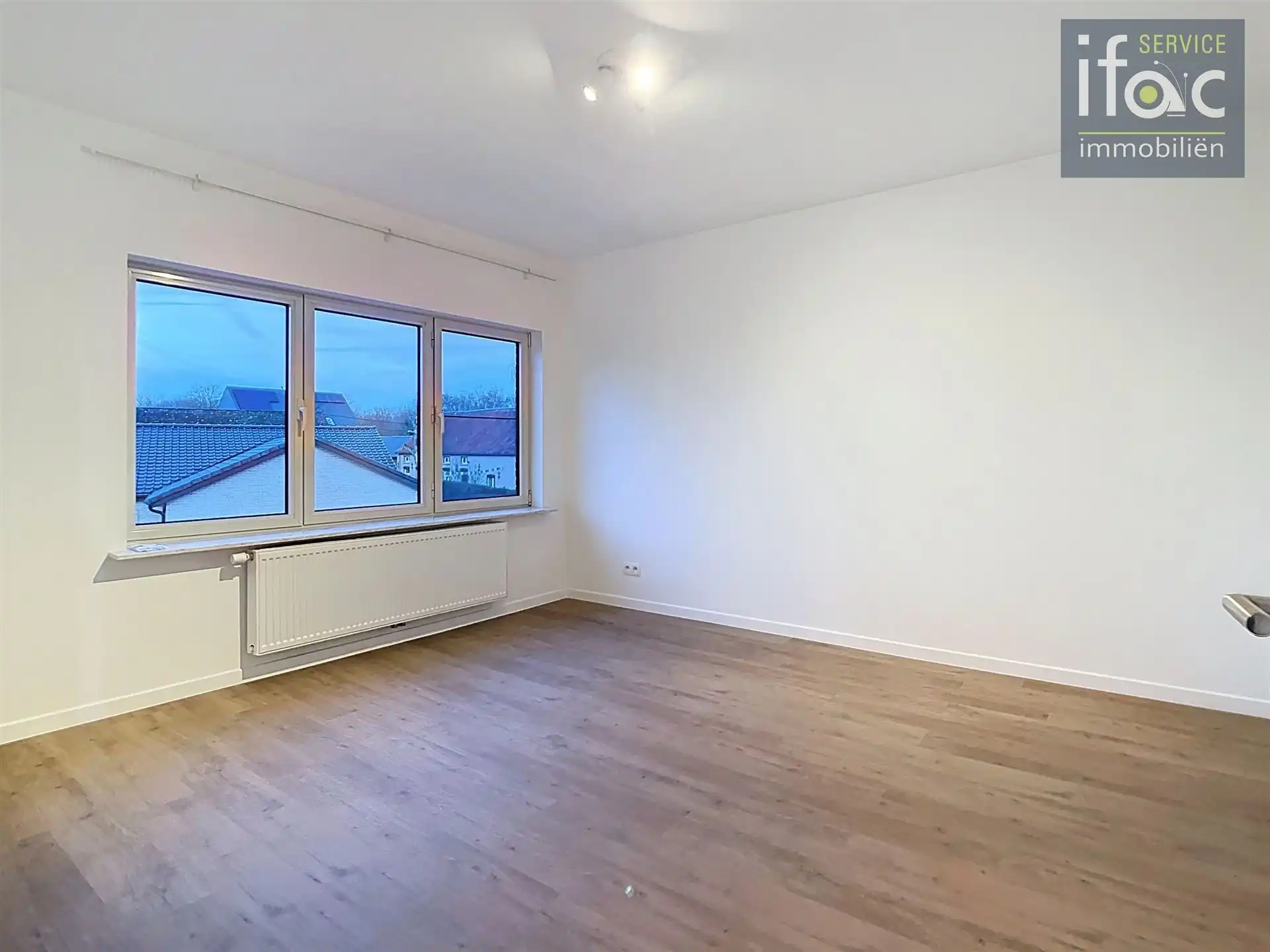 Volledig gerenoveerde woning met tuin, parking, 3slpks, badk foto 12