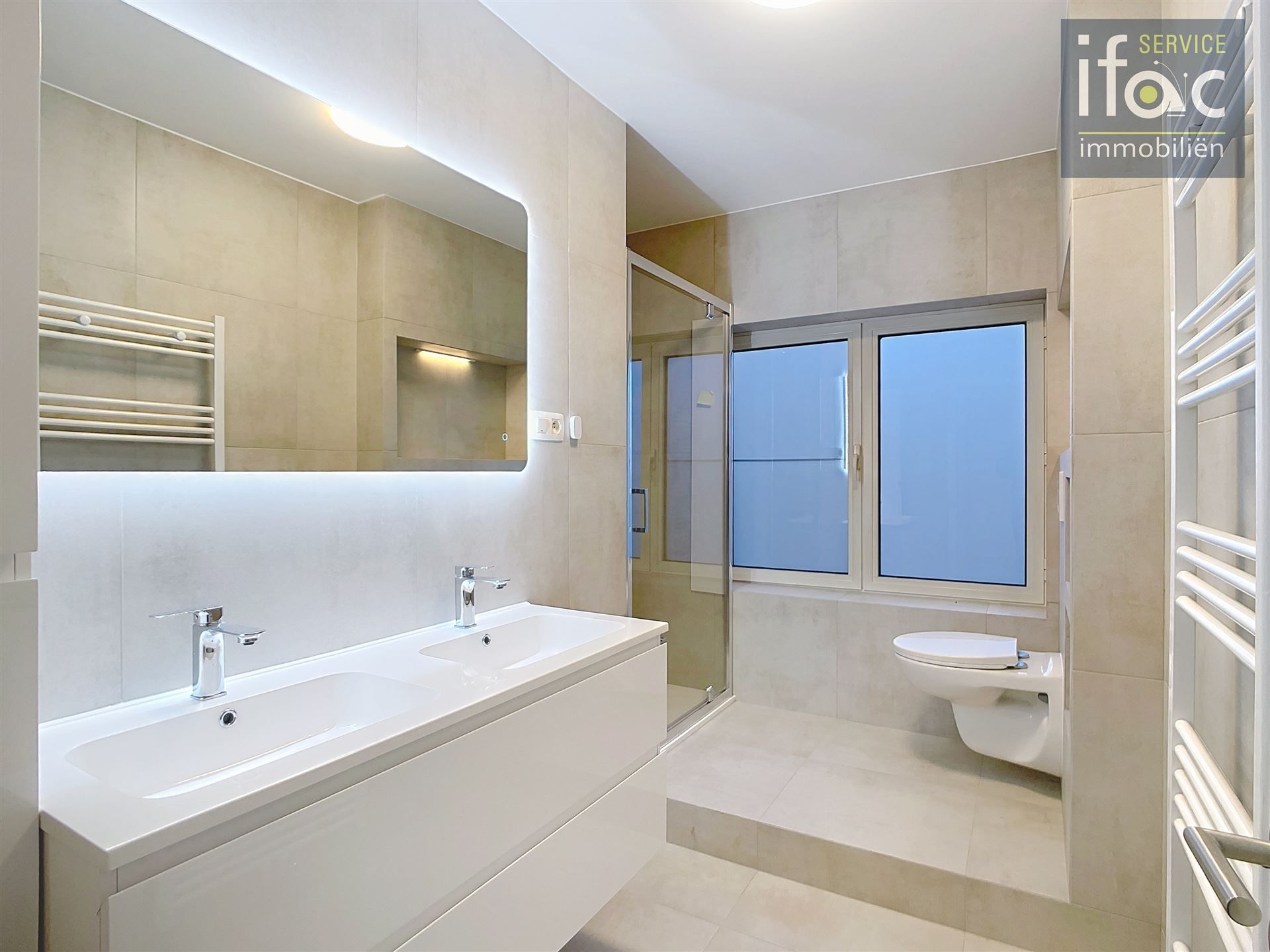 Volledig gerenoveerde woning met tuin, parking, 3slpks, badk foto 12