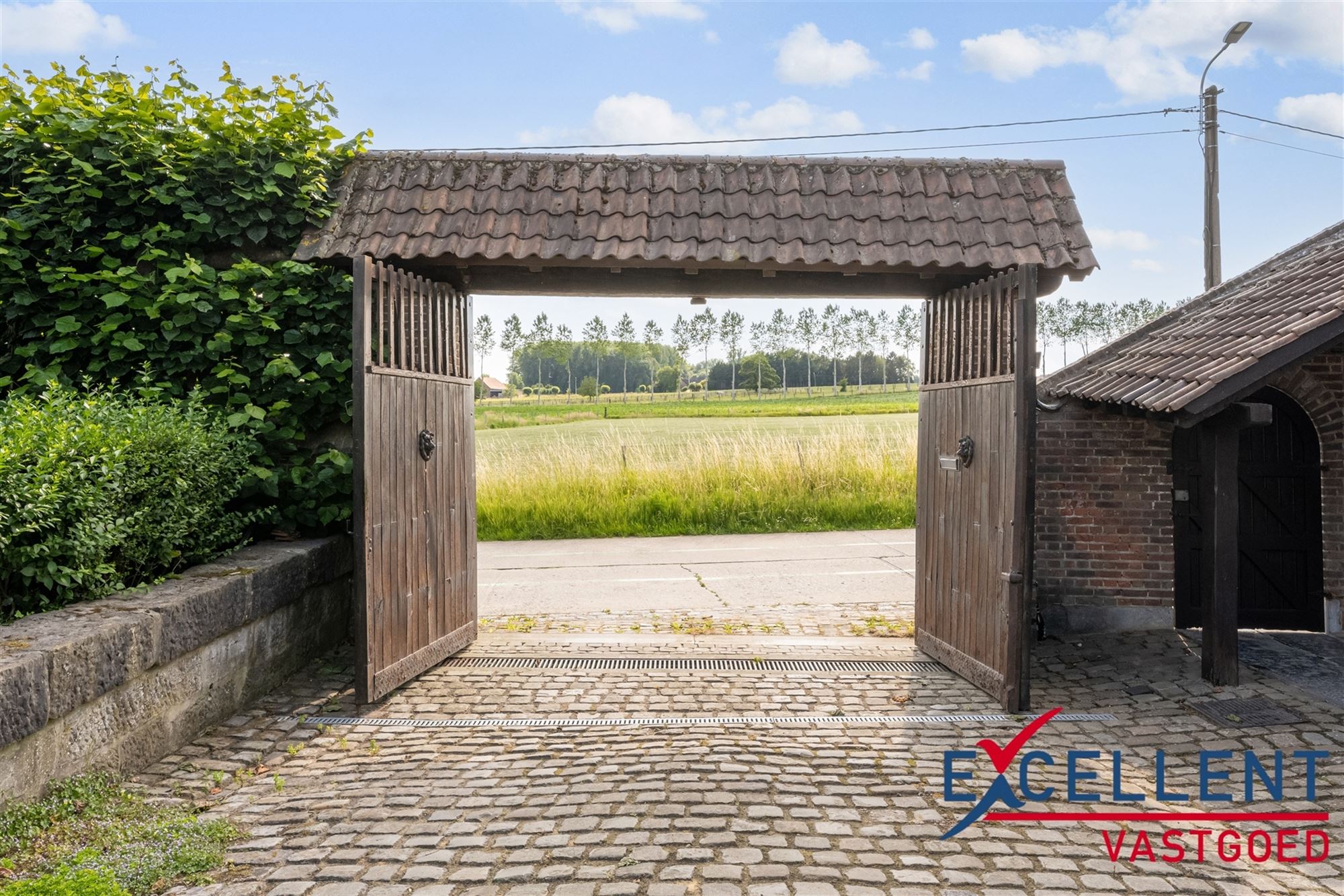 Karaktervolle villa met weides en stallen te koop foto 3