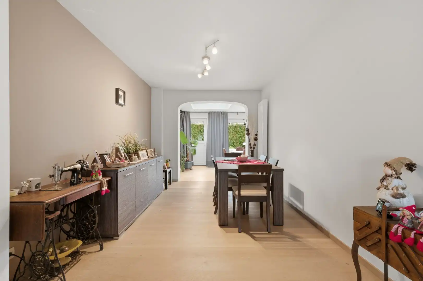 Zeer goed gelegen open bebouwing met 2 zeer ruime slaapkamers, garage en aangelegde tuin met terras foto 7