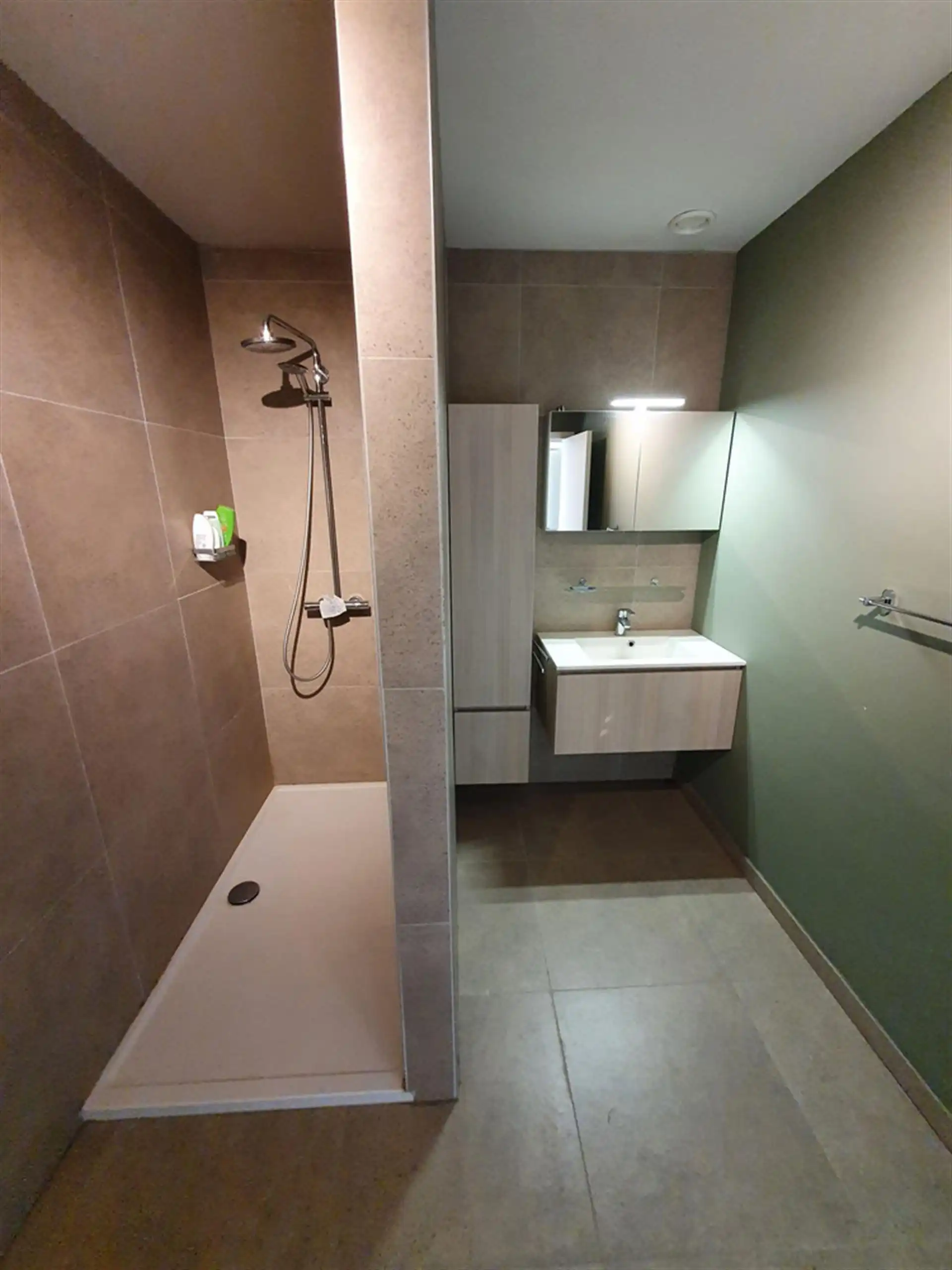 Ruim Appartement 2 Slpk met Groot Terras 20m² + Garagebox foto 4