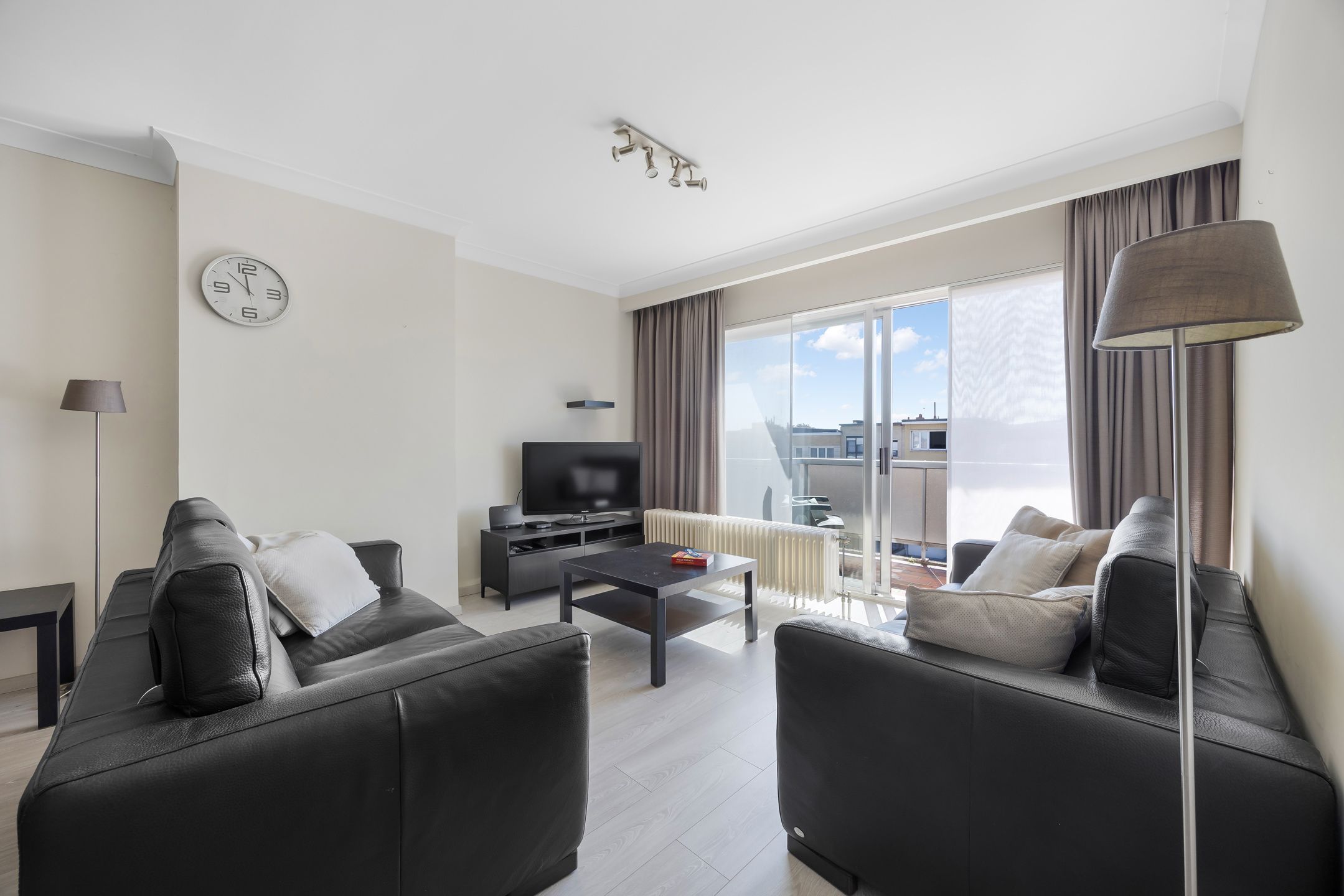 Goed gelegen appartement met 2 slaapkamers en 2 terrassen. foto 5