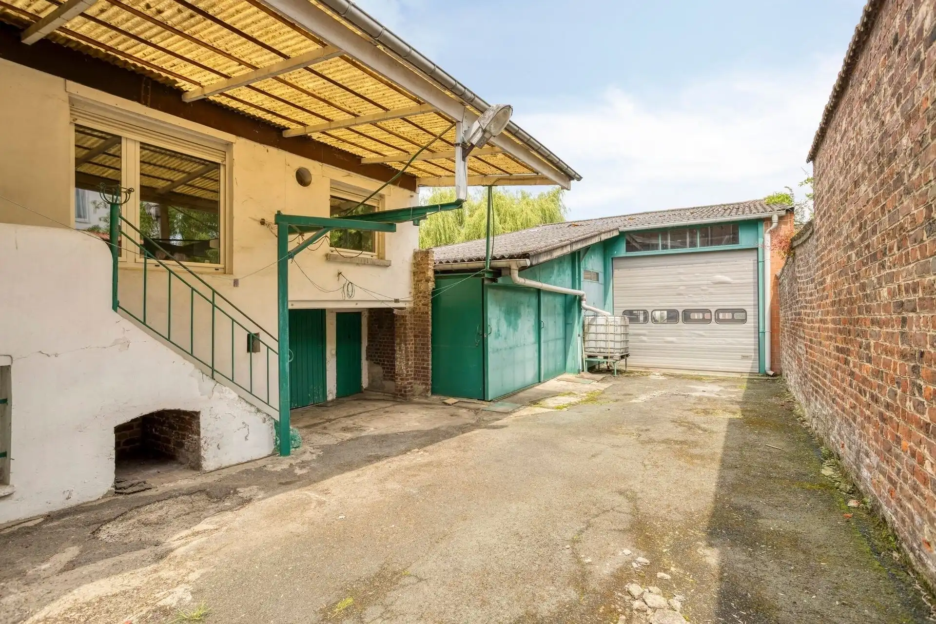 CENTRUM DWORP : groot atelier (+/-220m²) + woning op een perceel van 10are   foto 8