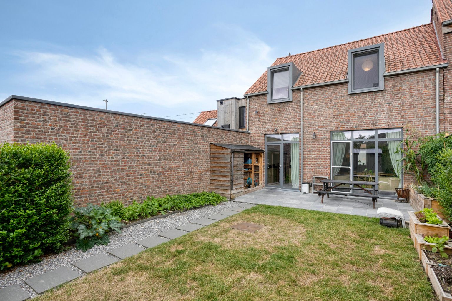Totaal gerenoveerde woonst met tuin en staanplaats foto 26