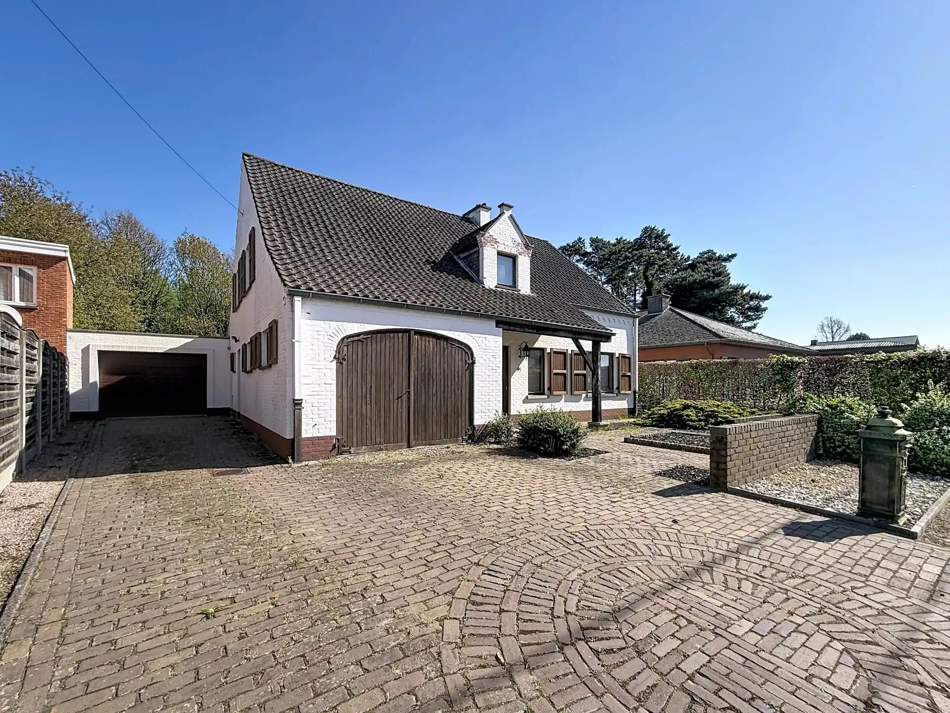 Op te frissen woning met 4 slaapkamers op een groot perceel. foto 3
