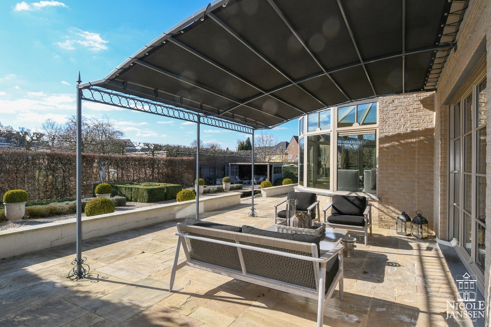 Kwalitatief afgewerkte en instapklare villa met mooi aangelegde tuin nabij het centrum  foto 33