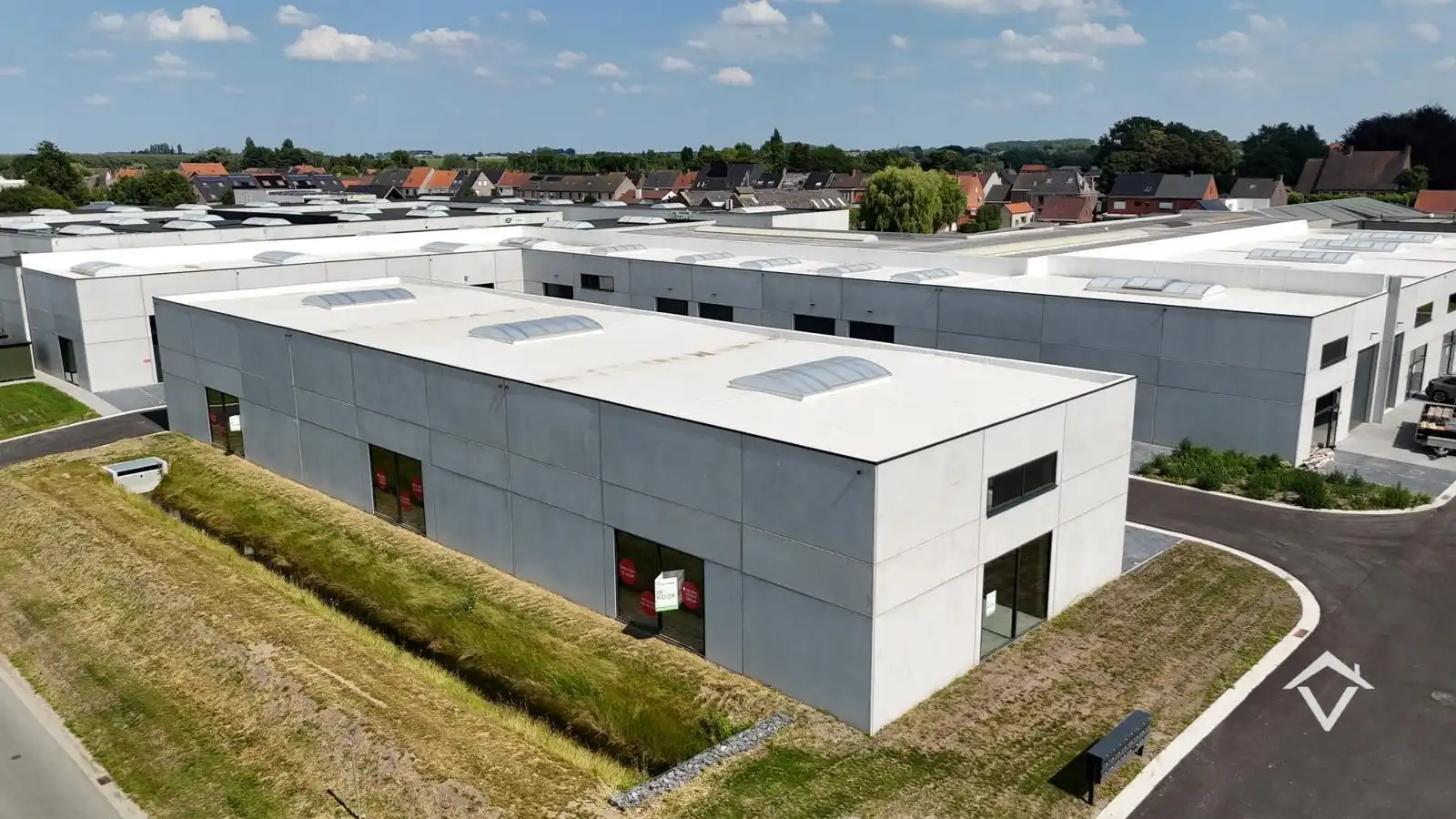 Loods te koop – 246 m² met 2 parkeerplaatsen inbegrepen op de industriezone te Ichtegem foto 5