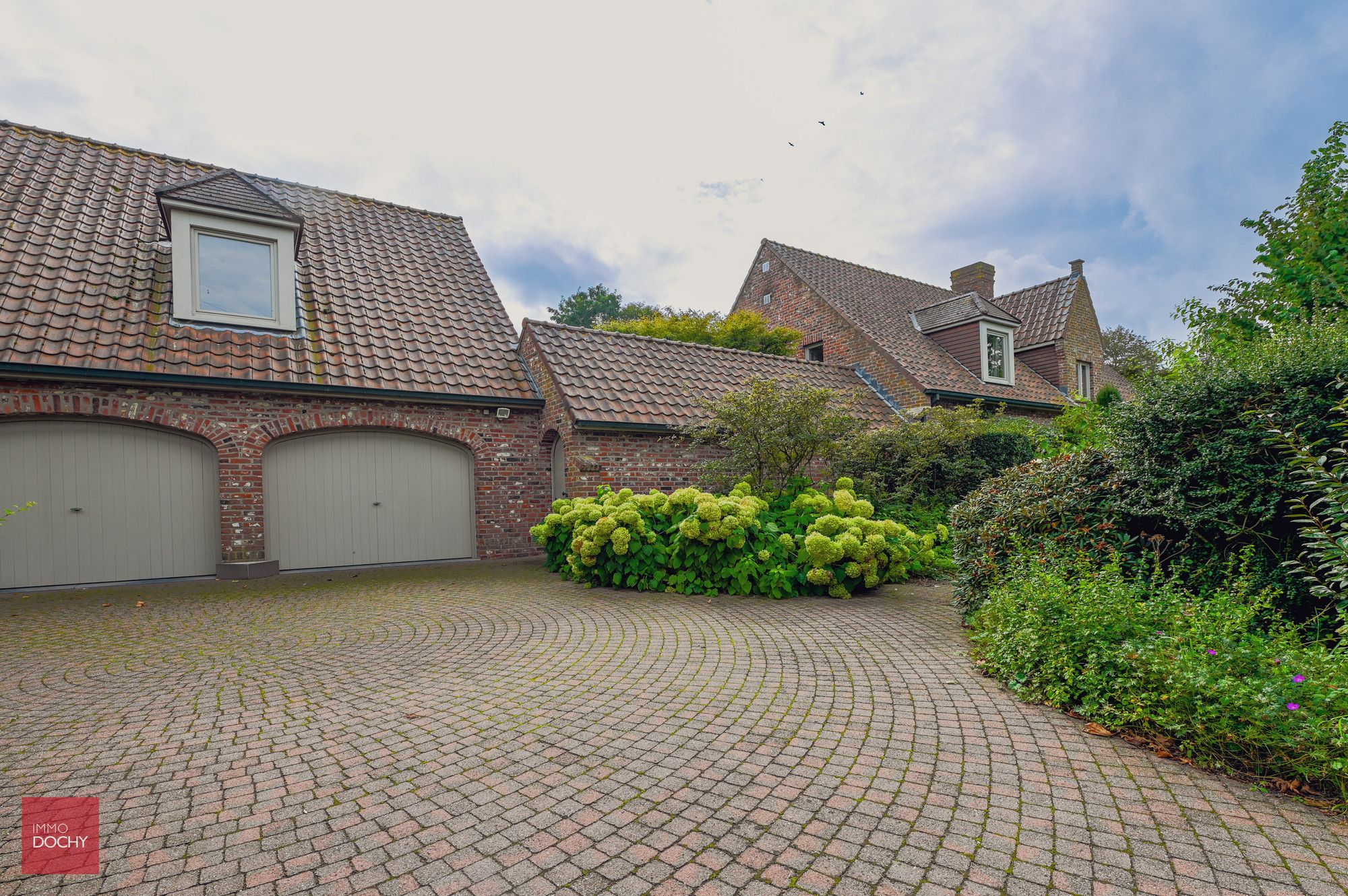 Goed gelegen villa op prachtig stuk (bouw)grond foto 12