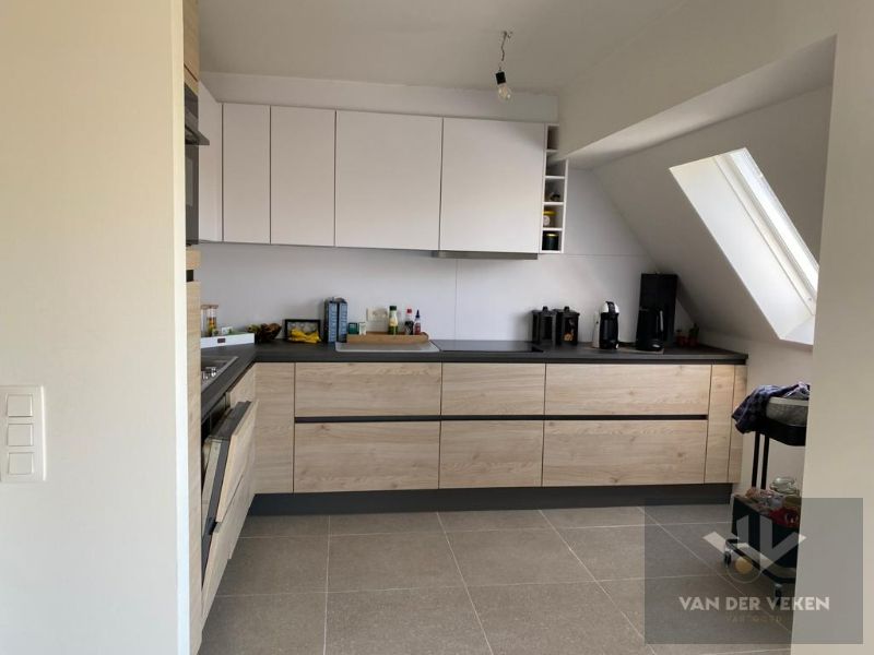 Stijlvol duplexappartement met 2 SLPK in hartje Hasselt foto 2