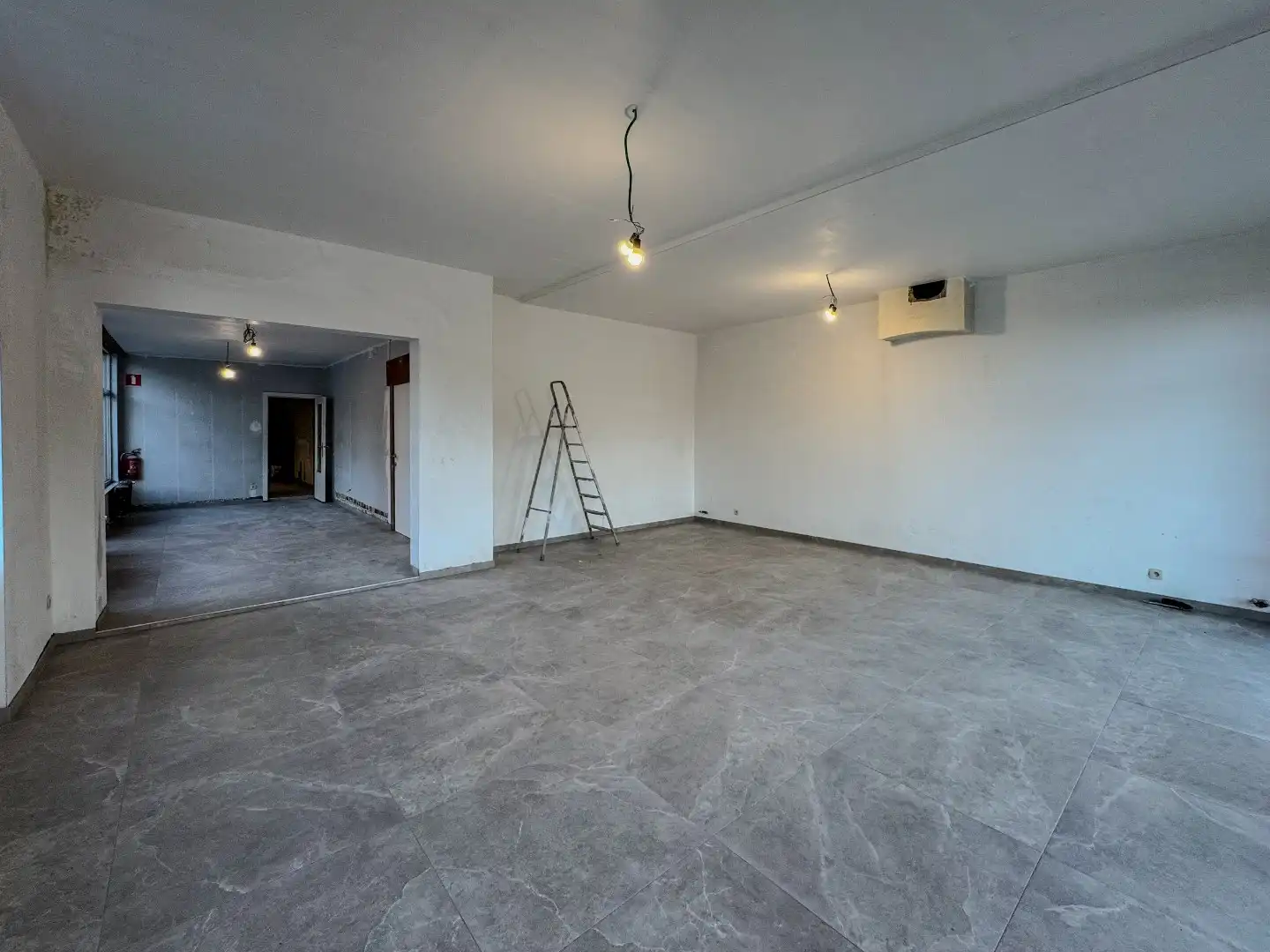 Handelsruimte (100m²) op commerciële toplocatie. foto 2