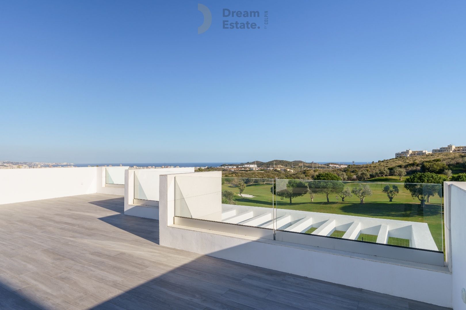 Nieuwbouwwoningen (nog slechts 2) tegenover de golf met zicht naar zee te Mijas. foto 19