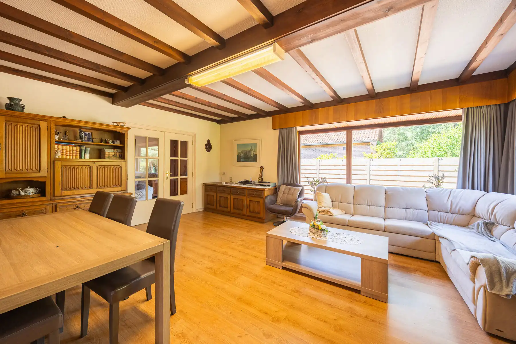 Bungalow op toplocatie met grote loods foto 8