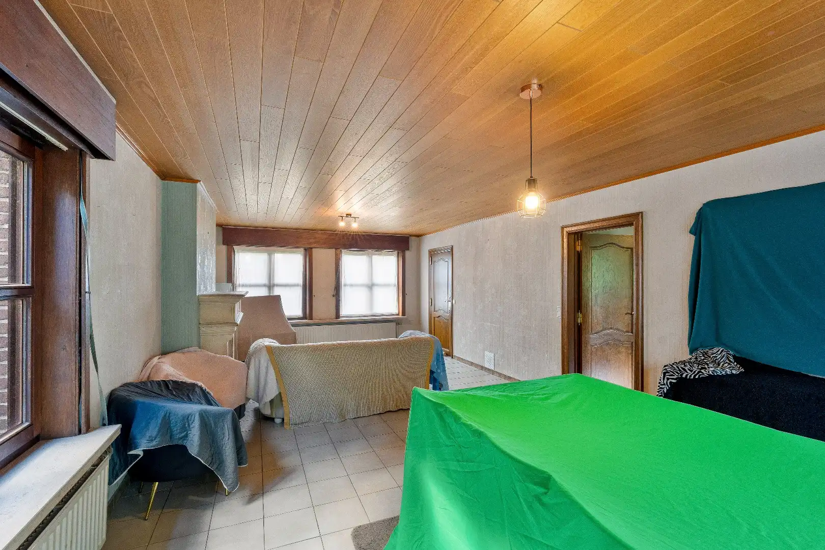 OP TE FRISSEN WONING MET 3 SLPKS, GROTE TUIN EN 2 GARAGES foto 5