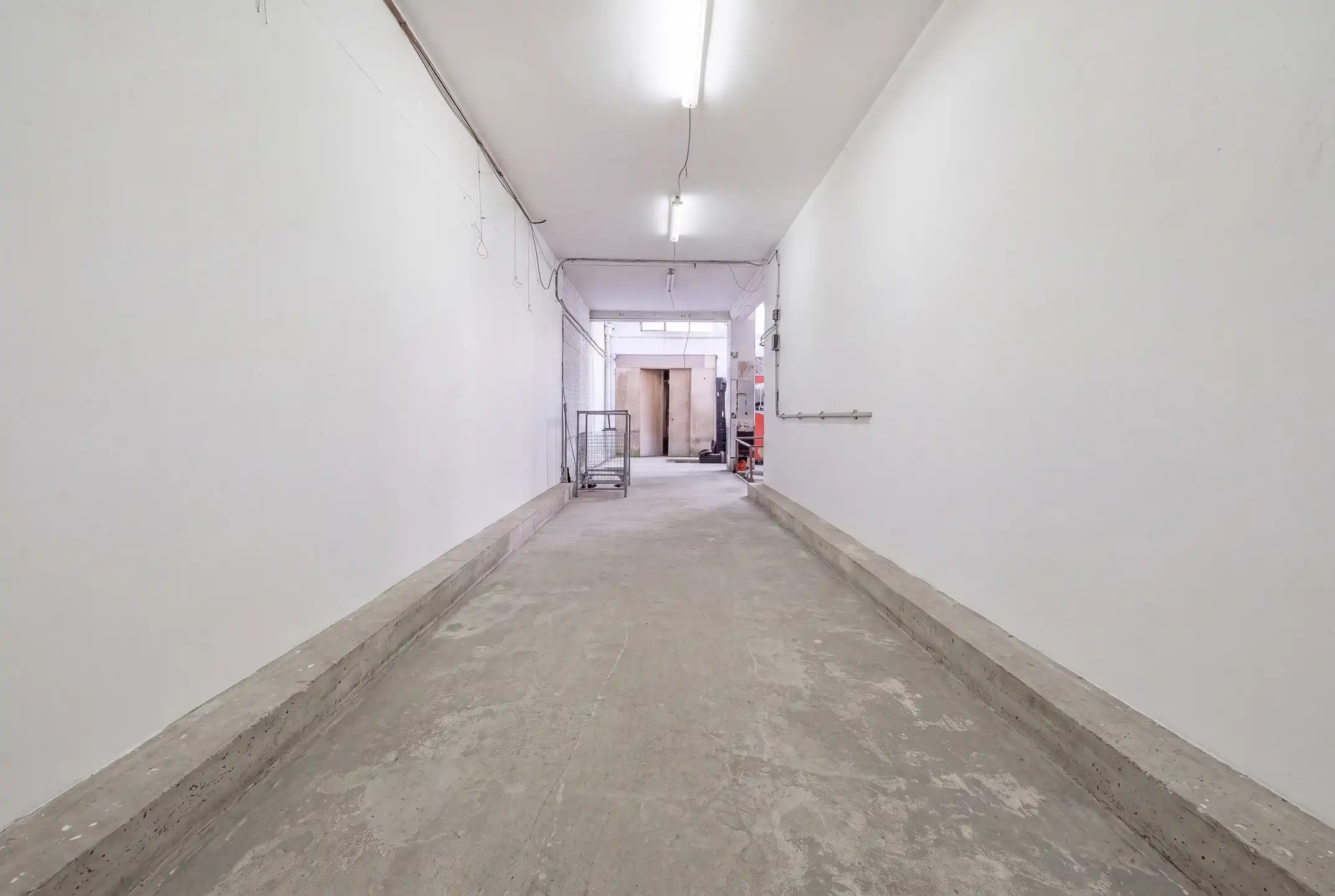 Werkplaats/magazijn van ± 530 m² met kantoor van ± 35 m² foto 2