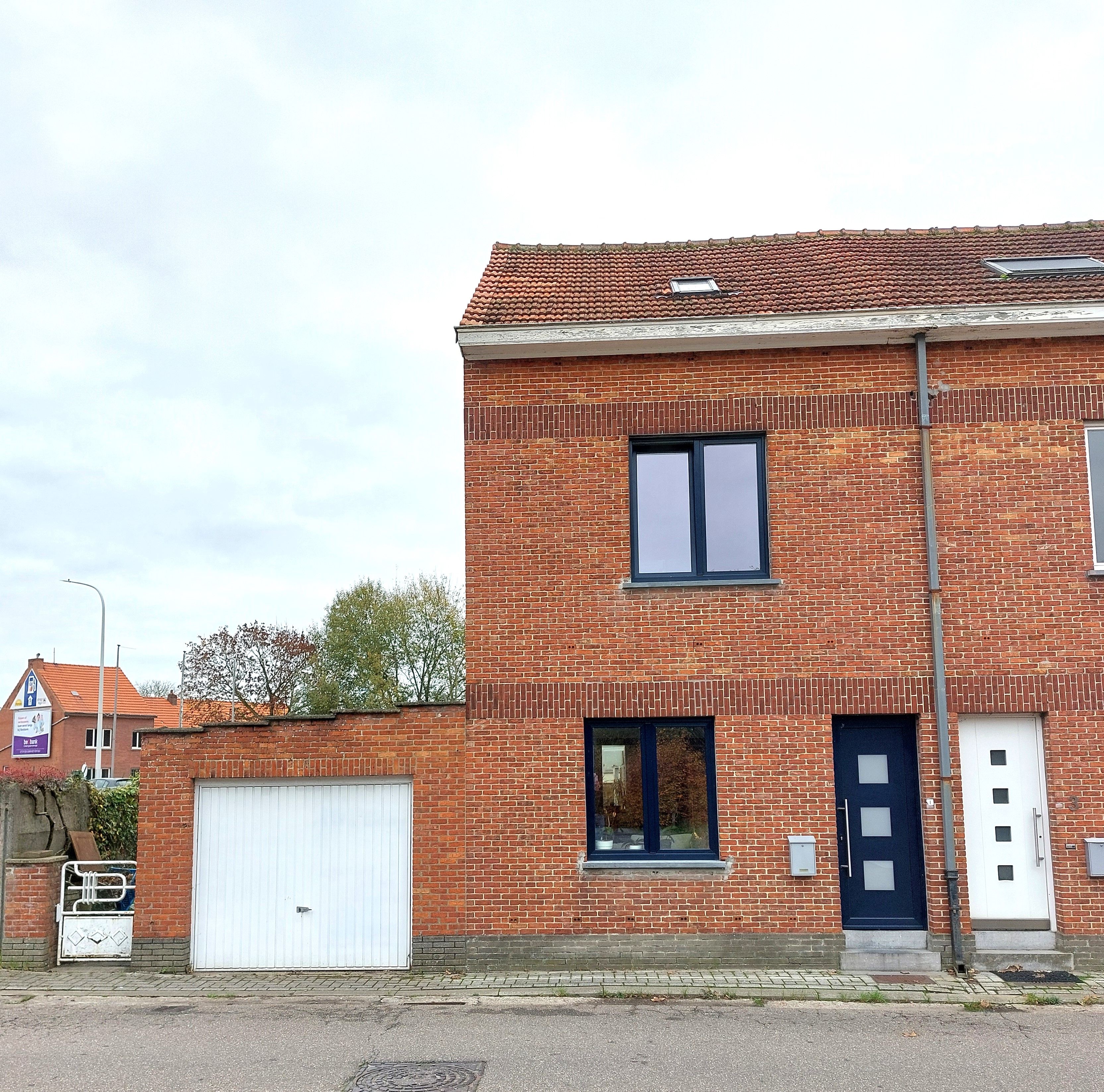 Stadsrand / woning met 3 slaapkamers /  tuintje en garage foto {{pictureIndex}}