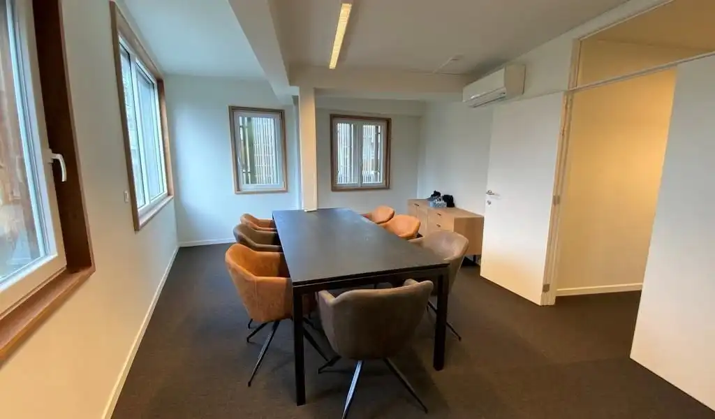 Instapklaar kantoor met terras te huur aan afrit E40 in Sint-Denijs-Westrem  foto 5