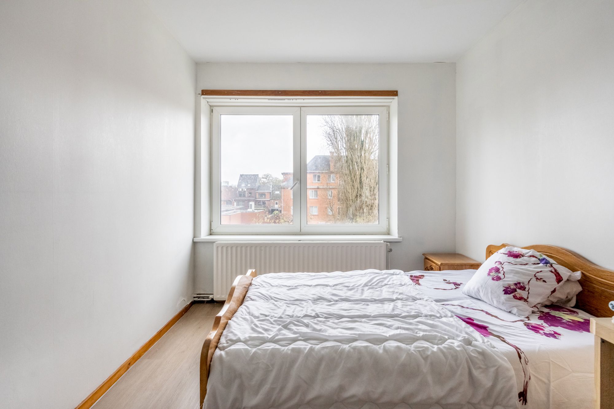 IDEALIS VASTGOED - CENTRAAL GELEGEN 2-SLPKMR APPARTEMENT IN HET CENTRUM VAN LEOPOLDSBURG! – Correct onderhouden appartement op de tweede verdieping (+-88m²) met een aangename leefruimte, aparte keuken, 2 slaapkamers, badkamer en apart toilet. Het appartement beschikt tevens over een lift en een privatieve kelder. Geschikt voor zij die zoeken naar betaalbaar wonen in het centrum van Leopoldsburg. foto 6