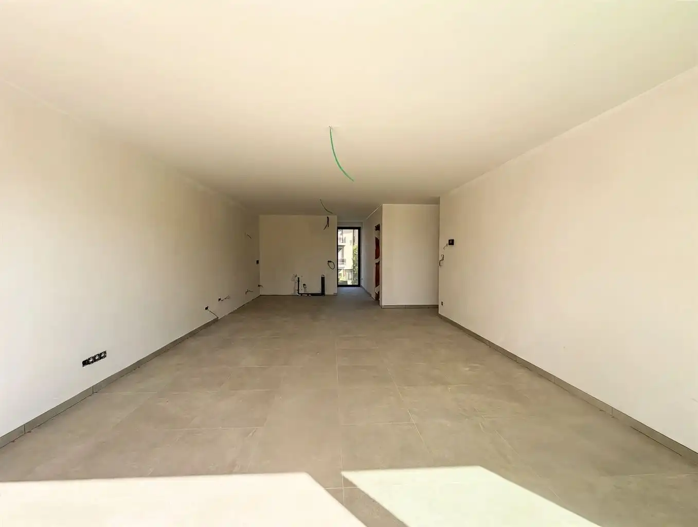 Zeer ruim 1 (+1)-slaapkamerappartement (BEN) op de eerste verdieping met uitzonderlijk zuidgericht terras van ca. 43 m² en ondergrondse parkeerplaats, in hartje Maaseik. foto 4