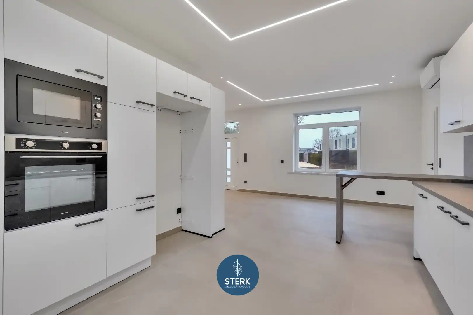 MODERN GERENOVEERDE GEZINSWONING MET 5 SLPKS + 2 BADKAMERS TE LANAKEN !  foto 12