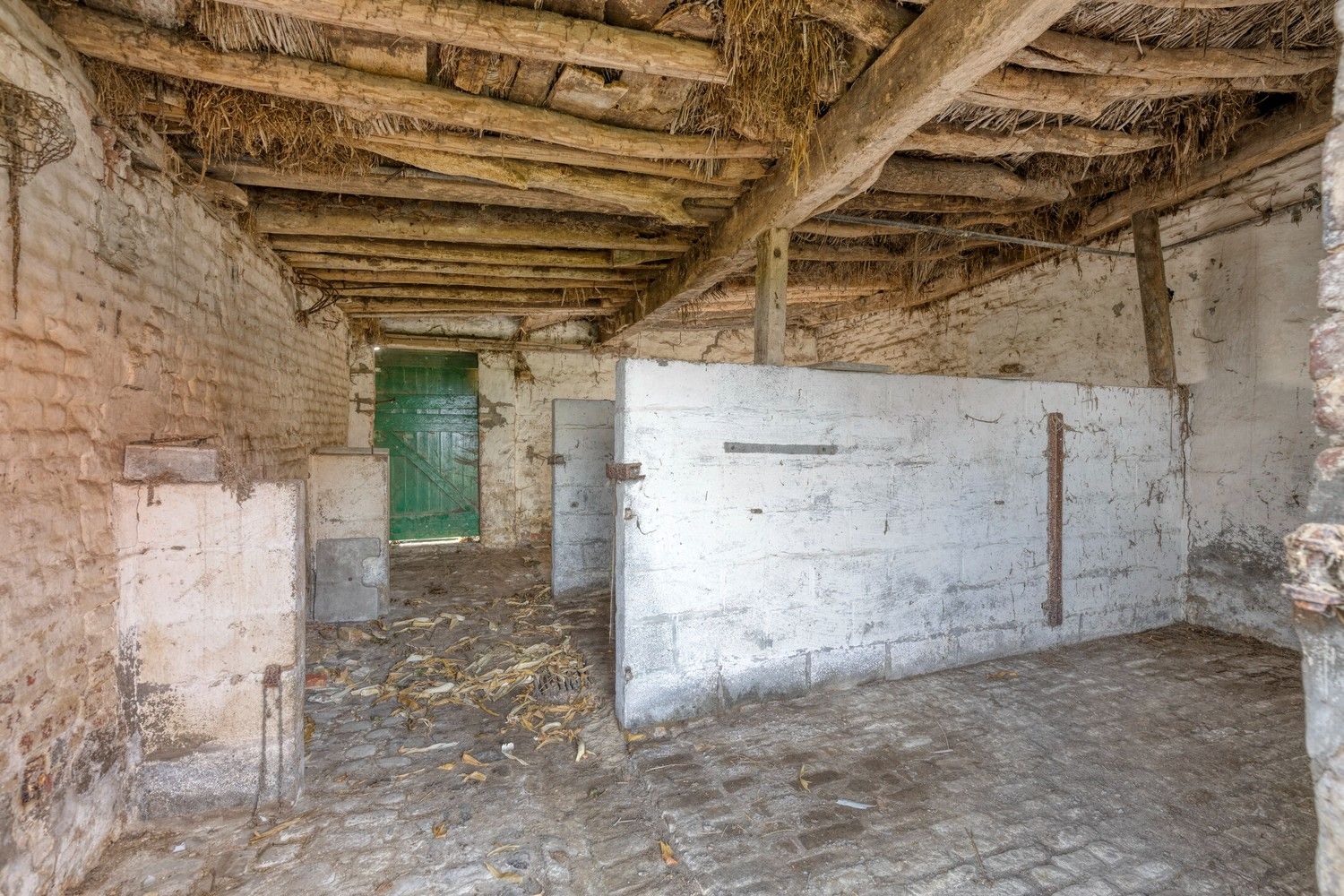 Beveren aan de IJzer: Charmant en historisch hoevetje met woonhuis, diverse stallingen, loods en weide op 3.967m² totale grondopp. foto 24