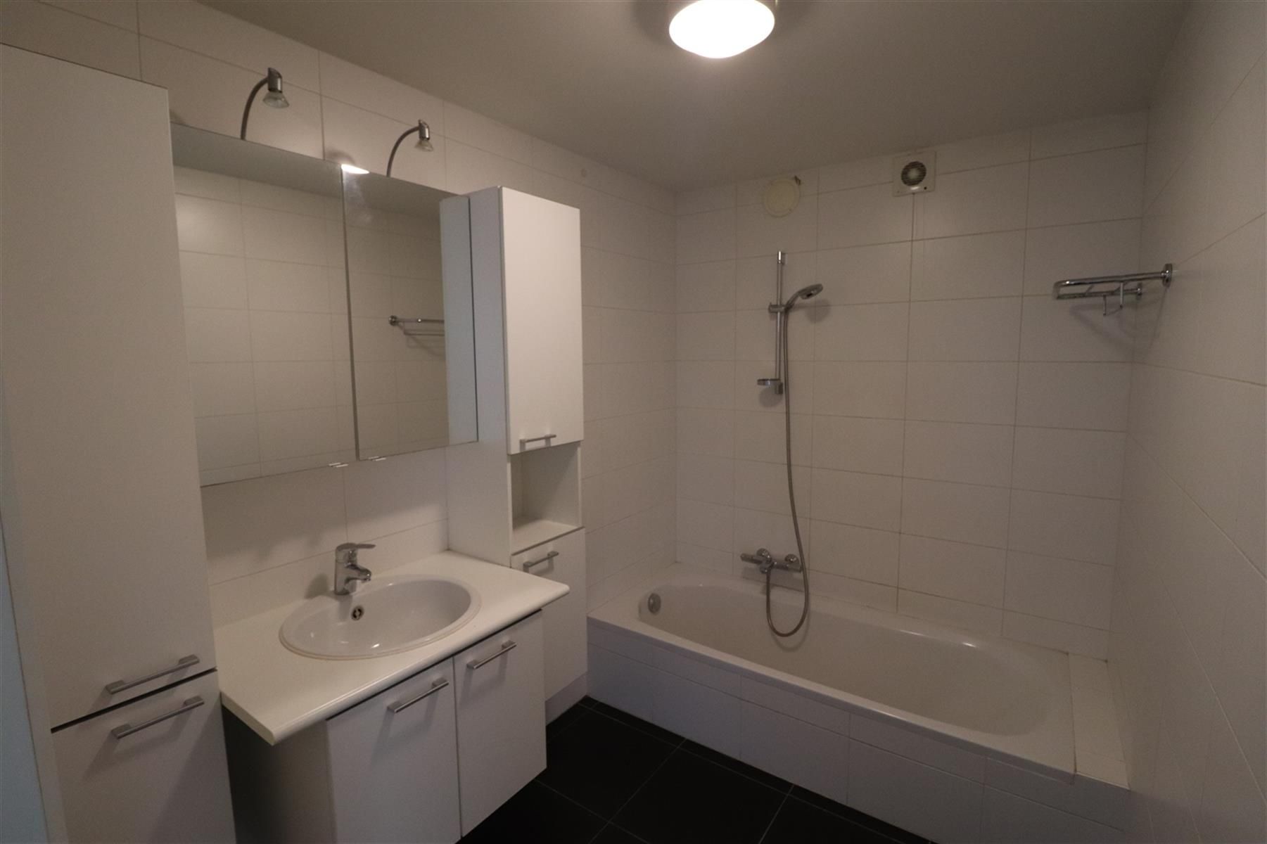 Een appartement op de 1ste verdieping met 2 slaapkamers en terras. foto 5